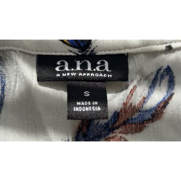 A.N.A. A New Approach | Women's Feather Print Button Down Top | Small - Picture 3 of 3